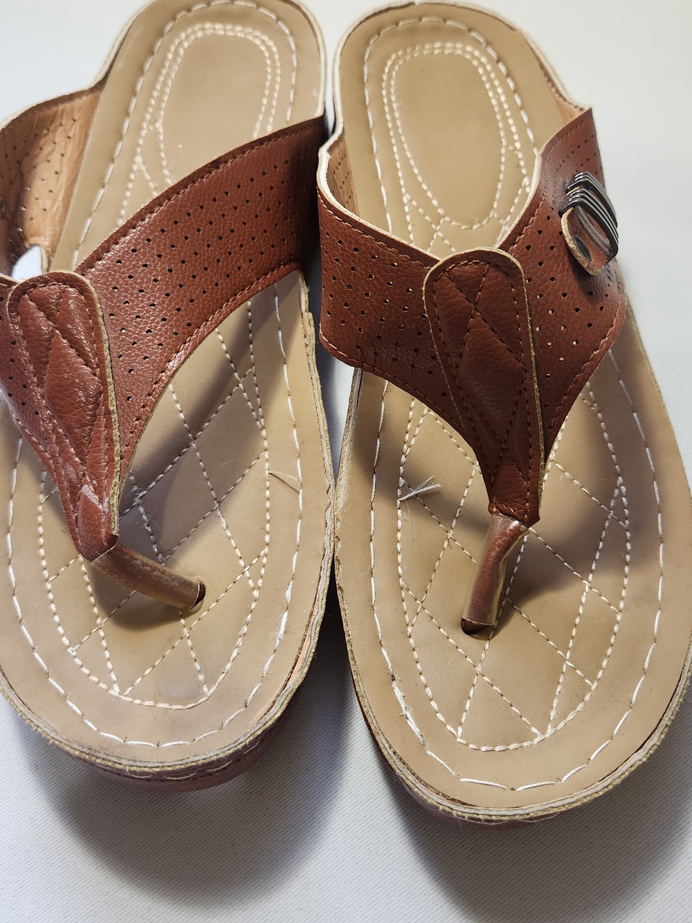 Amazon Essentials Brown Quilted Thong Sandals